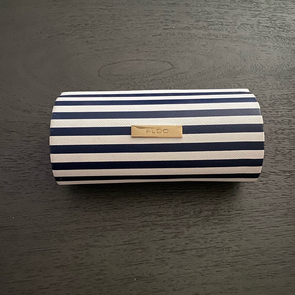 ALDO clutch